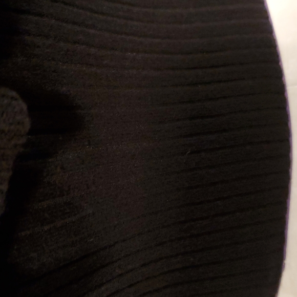 SZ. MEDIUM CHARLOTTE RUSSE BLACK RUFFLED RIBBED KNIT COLD SHOULDER TOP - Picture 8 of 8